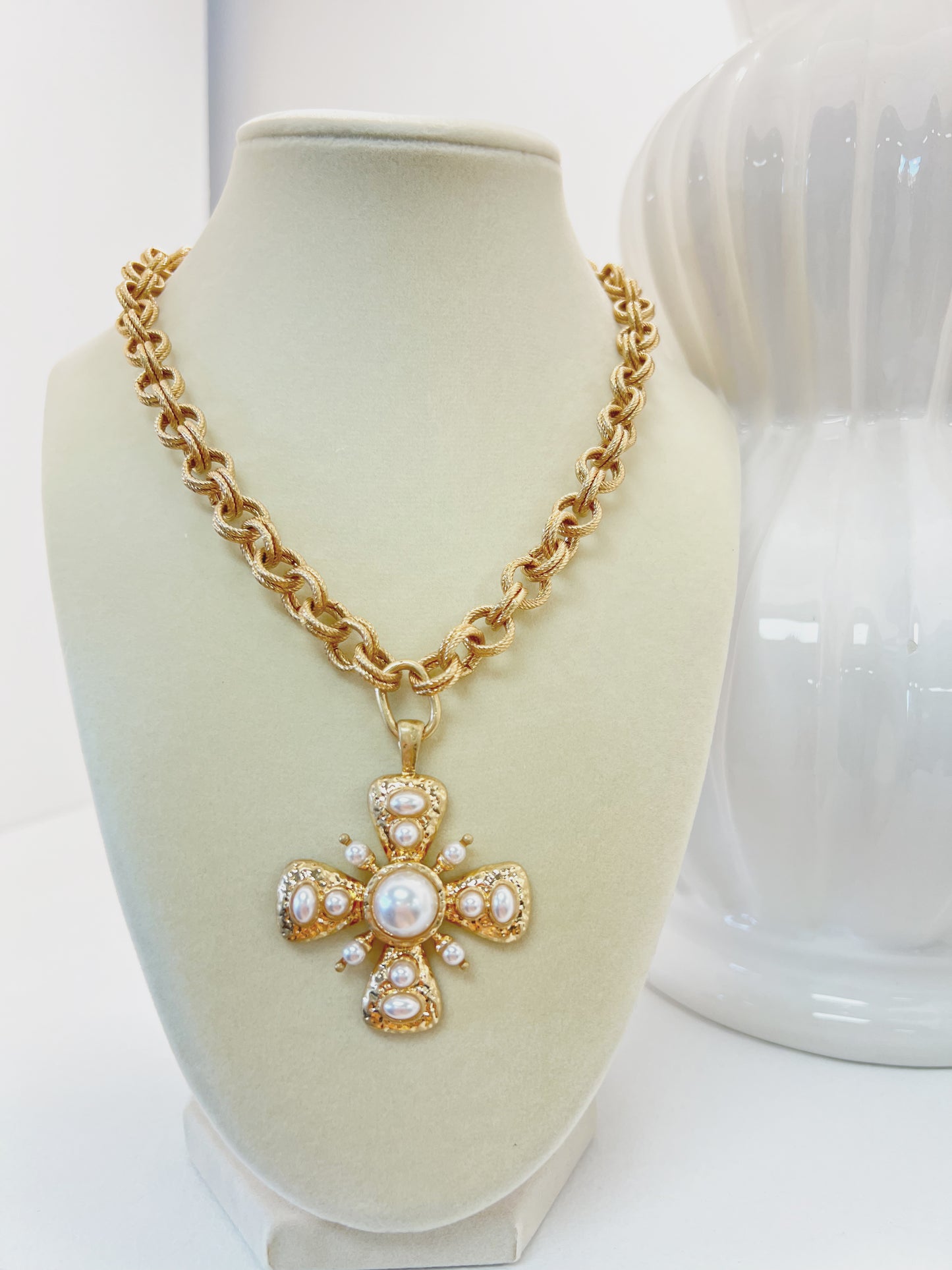 Cara Pendant Necklace
