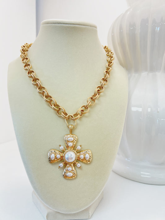 Cara Pendant Necklace